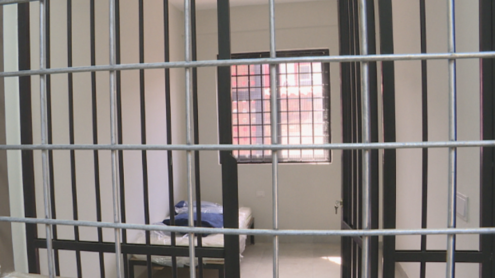 I ndaluari vdiq në qeli, Komiteti i Helsinkit kritika policisë: U dërgua 3 herë në spital, por trajtimi nuk u ndoq