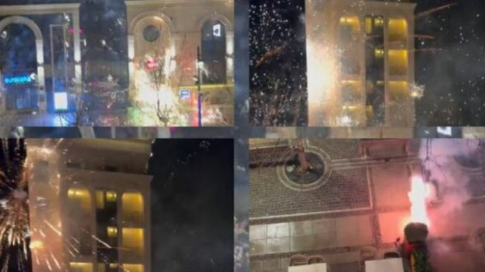 Futbollistët e Turqisë kalojnë një natë pa gjumë, tifozët e Kosovës “presion” me fishekzjarrë