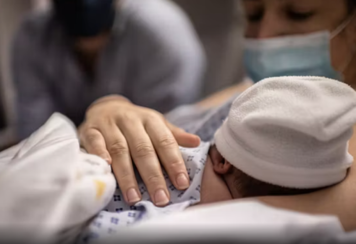 Kreu marrëdhënie me binjakët identikë, tani kërkon kush është babai i foshnjës së saj