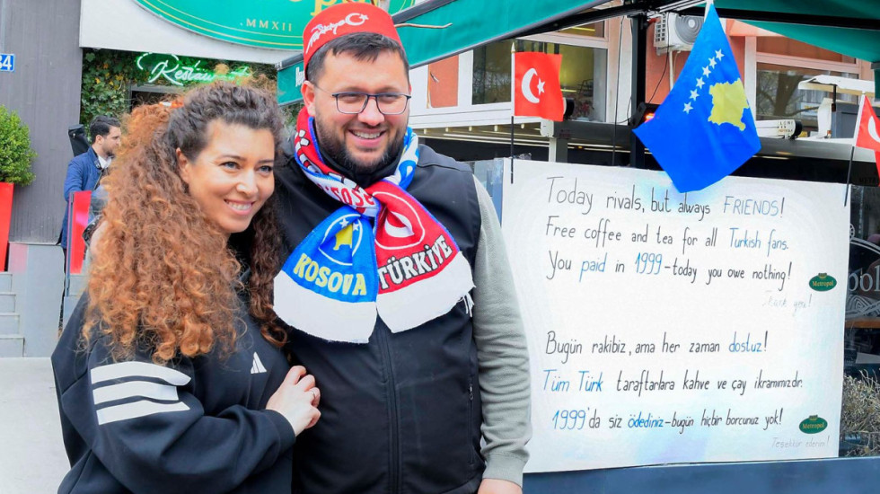 FOTOLAJM- "Kafe dhe çaj falas për tifozët turq"