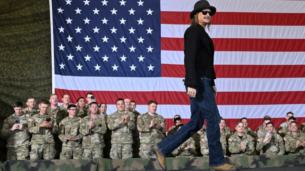 Fluturuan me helikopterë mbi shtëpinë e Kid Rock, “shefi i luftës” kthen në detyrë ushtarakët