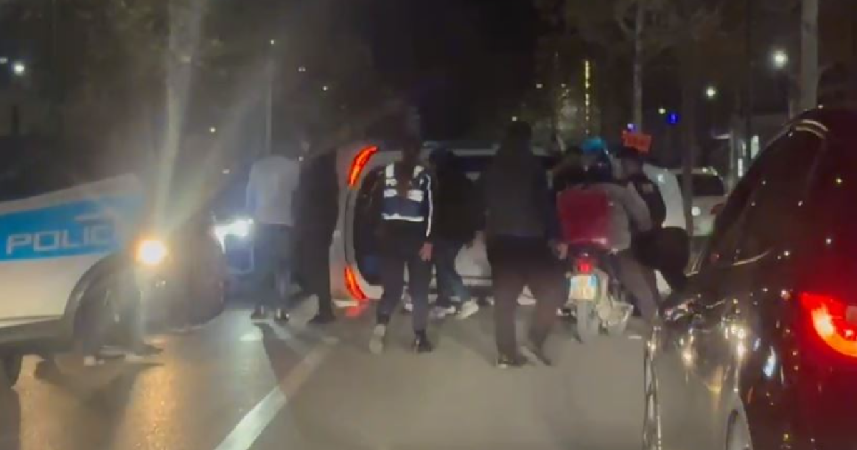 Të miturit shkaktojnë kaos në Vlorë  përplasin 3 makina policie  plagosen 2 efektivë