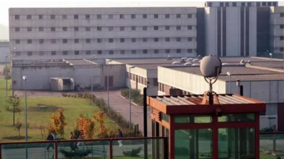 Do fuste para e celularë në burgun e Milanos, kapet infermieri shqiptar