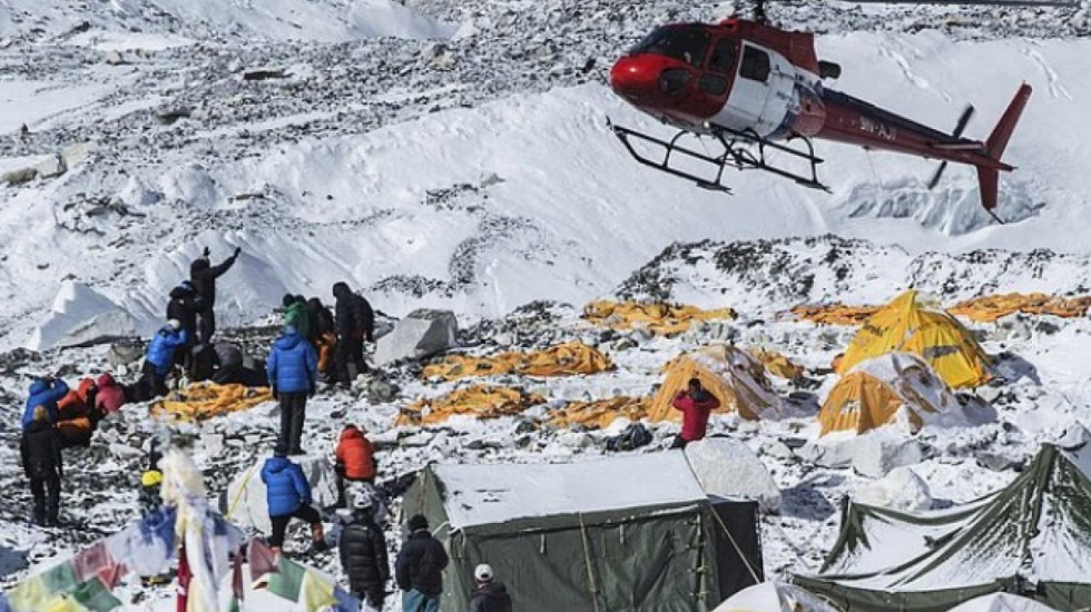 Mashtrim 17 milionë euro në Everest! Guidat 'helmojnë' turistët për t'i shpëtuar me helikopter