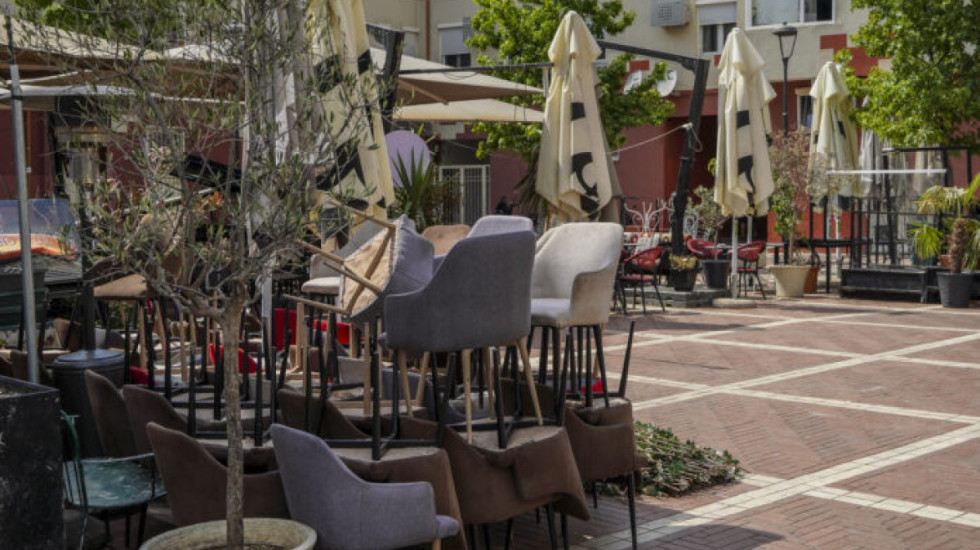 Rregullat e reja për hapësirat publike: Bizneset vetëm 30% të trotuareve, 80% e plazheve private