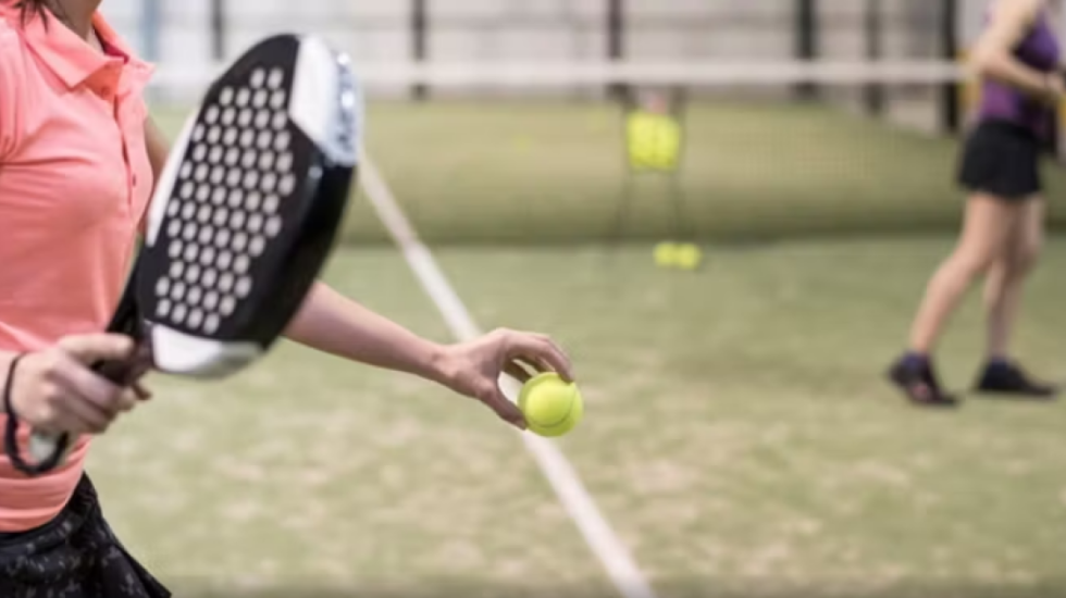 E pushuan nga puna se luante padel ndërsa ishte me raport mjekësor, kompania detyrohet ta dëmshpërblejë me 18 paga