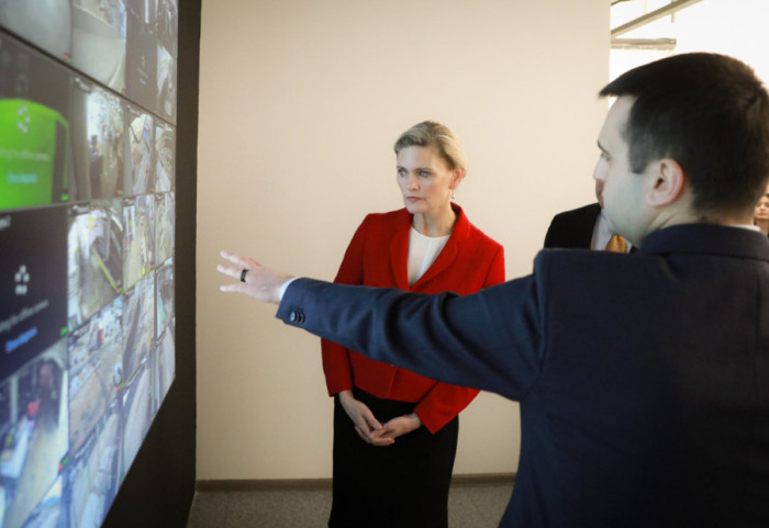 Një ditë pas paralajmërimit, VanHorn në Rinas inspekton pajisjet e kontrollit