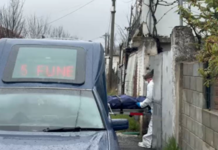 Dyshohet se është dhunuar, gjendet pajetë i moshuari në Korçë