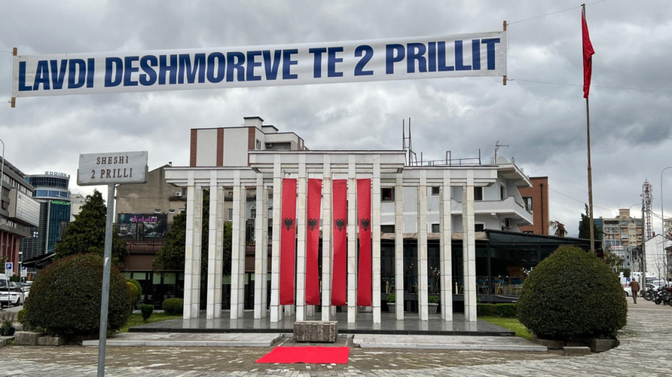 Demokratët hoqën kurorat e vendosura nga bashkia, Benet Beci: Jeni pasardhës të komunizmit