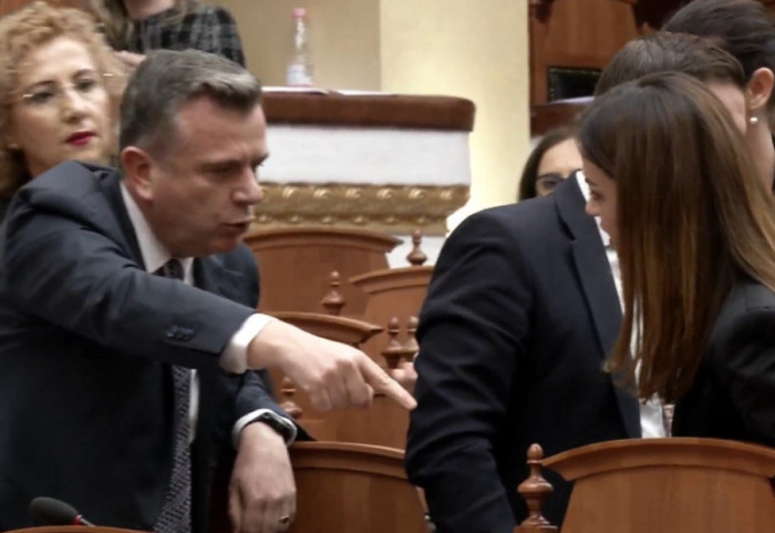 "Kujdes kur flet me mua, s'jam shoqja jote", përplasje e ashpër mes Taulant Ballës e Elda Hotit