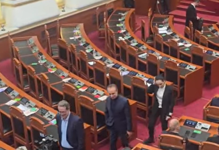 Tensionet në Kuvend, PS kërkon përjashtimin e Flamur Nokës, Elda Hotit dhe Albana Vokshit