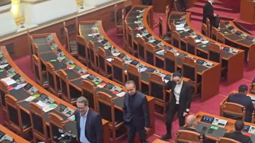 Tensionet në Kuvend, PS kërkon përjashtimin e Flamur Nokës, Elda Hotit dhe Albana Vokshit