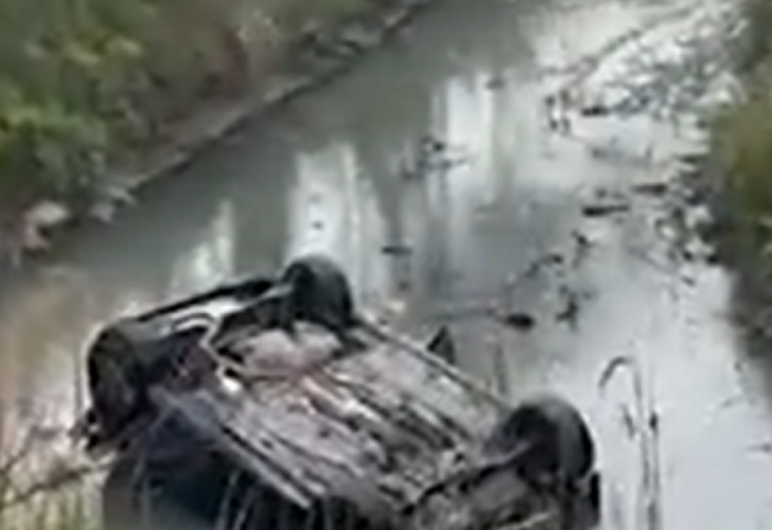 Aksident në Durrës, makina përfundon në kanal