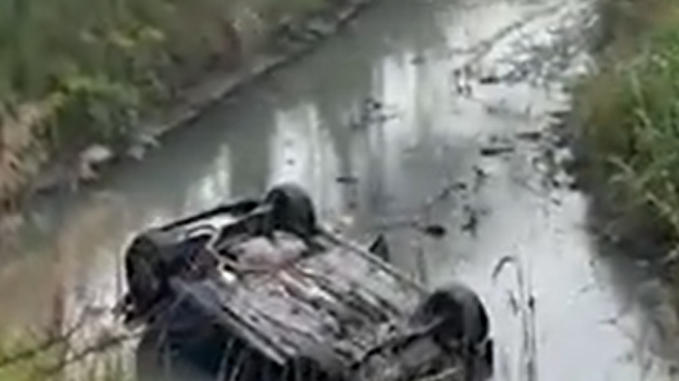 Aksident në Durrës, makina përfundon në kanal