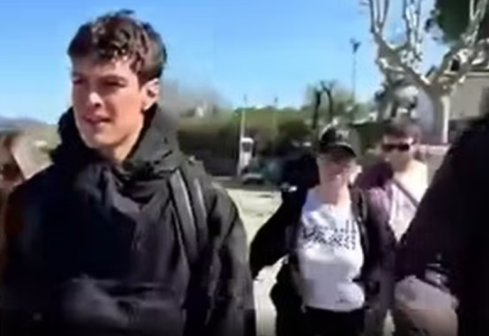 “E para është shtëpia”, këngëtari italian bën 42 km në këmbë për t’i dhënë nënës albumin