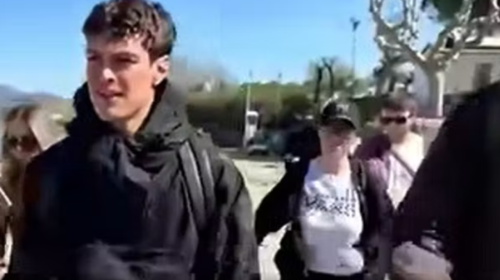 “E para është shtëpia”, këngëtari italian bën 42 km në këmbë për t’i dhënë nënës albumin