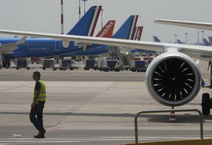 Itali, hyjnë në fuqi kufizimet e karburantit për aviacionin. Çfarë do të ndodhë me fluturimet?