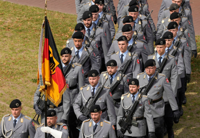 Prag lufte? Burrat gjermanë duhët të kërkojnë leje ushtrisë për t'u larguar nga vendi