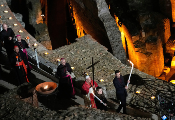 I pari në dekada, Papa Leoni mbarti Kryqin e së Premtes së Madhe në Koloseumin e Romës