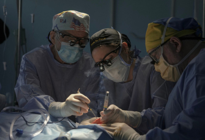 Dhjam nga të vdekurit për të zmadhur gjoksin e vithet, trendi i ri në SHBA që po shkakton reagime