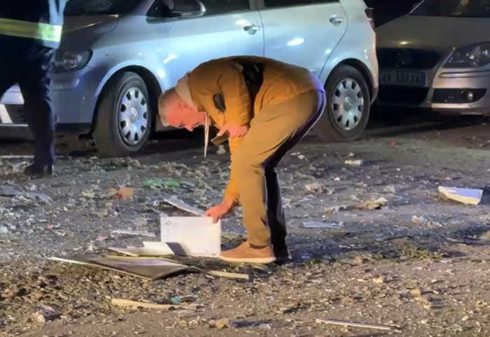 Tritol portës së një banese në Lezhë, pronari jeton në Itali