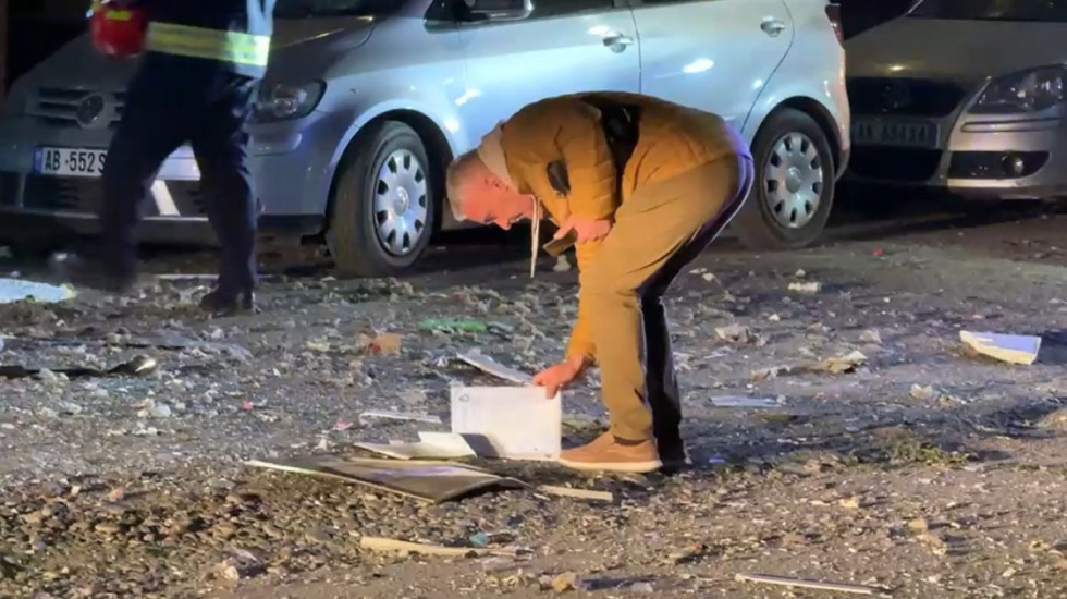 Tritol portës së një banese në Lezhë, pronari jeton në Itali