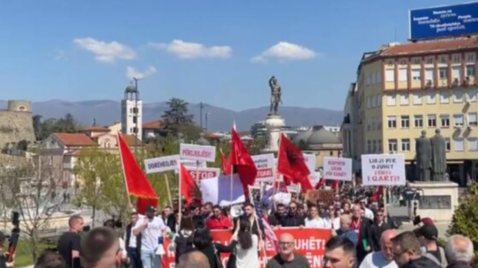 “Gjuha shqipe, e drejta jonë”, studentët protestojnë në Shkup
