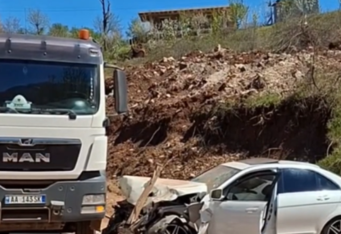 Shpejtësi skëterrë, Benzi përplaset me trajlerin që punonte për zgjerimin e rrugës