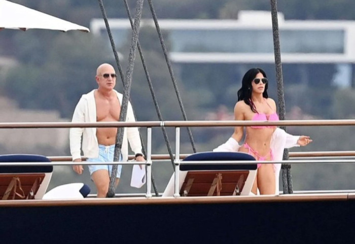 Jahti 500 mln dollarësh i bëhet “hall” Jeff Bezos-it... zgjidh punë me helikopter