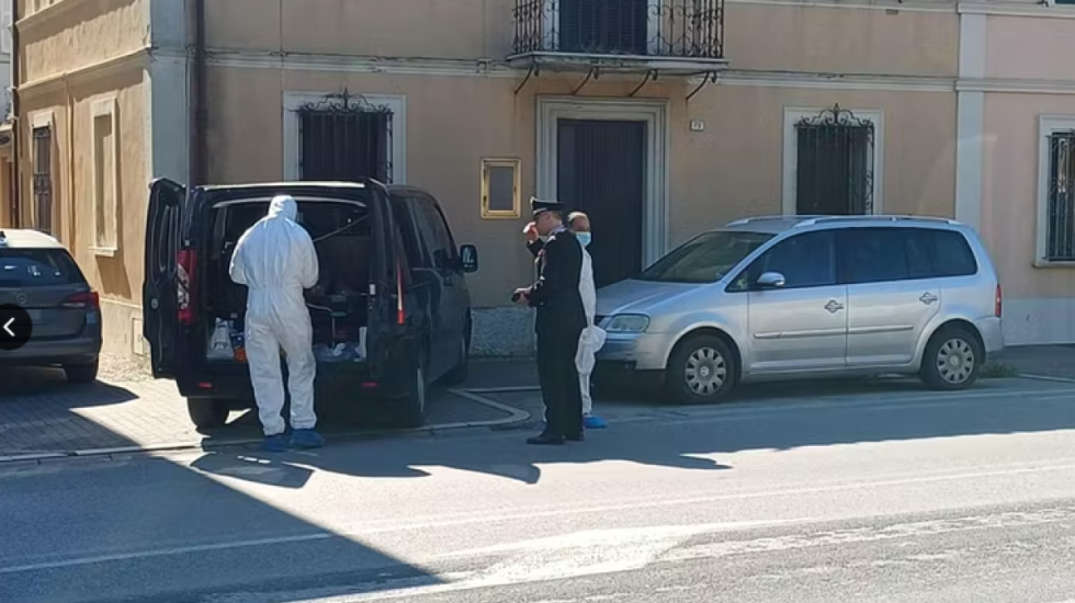 E rëndë në Itali, 20-vjeçari plagos me thikë prindërit dhe vëllanë