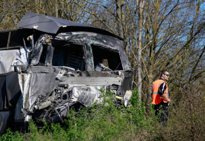 Prag tragjedie në Francë, kamioni me mjete ushtarake përplaset me trenin