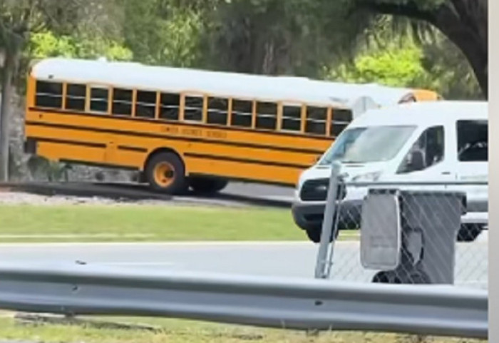 VIDEO- "Dëgjova dikë që bërtiti "treni", aksidenti i tmerrshëm i autobusit të shkollës në SHBA