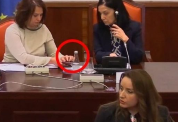 Gjuha shqipe mungon edhe në Kuvendin e RMV, ndërpritet seanca pas tensioneve