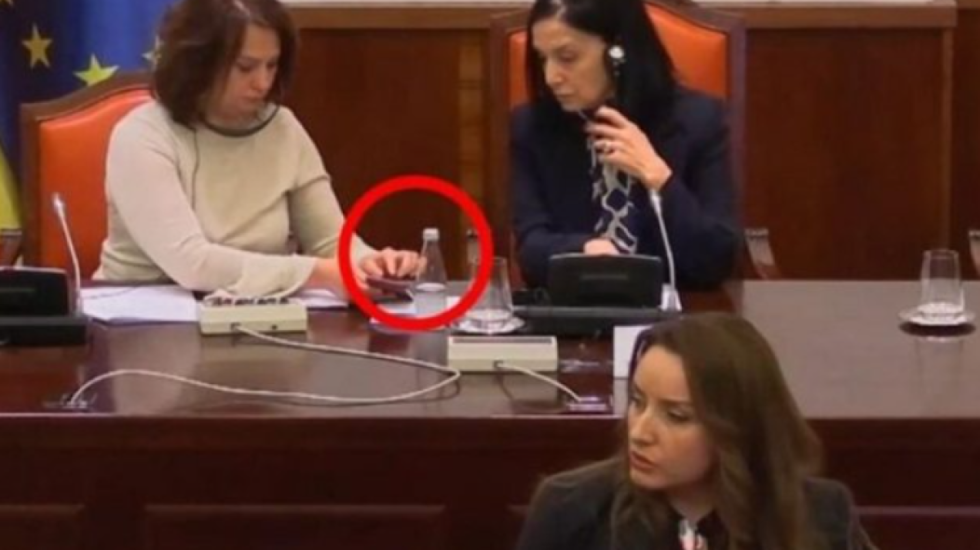 Gjuha shqipe mungon edhe në Kuvendin e RMV, ndërpritet seanca pas tensioneve