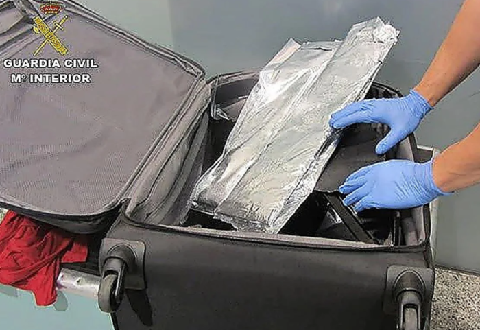 Nëna dhe vajza mbushën valixhet me kokainë, arrestohen në aeroport