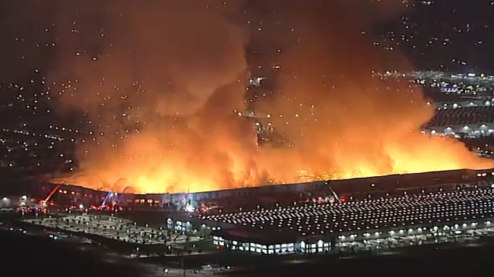 “Duhet të na paguanit më mirë”, punonjësi i zemëruar i vë flakën depos gjigande të letrës higjenike