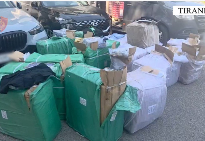 Veshje kontrabandë me vlerë 45 mijë euro, ndalohet në rrugën Tiranë- Elbasan i riu