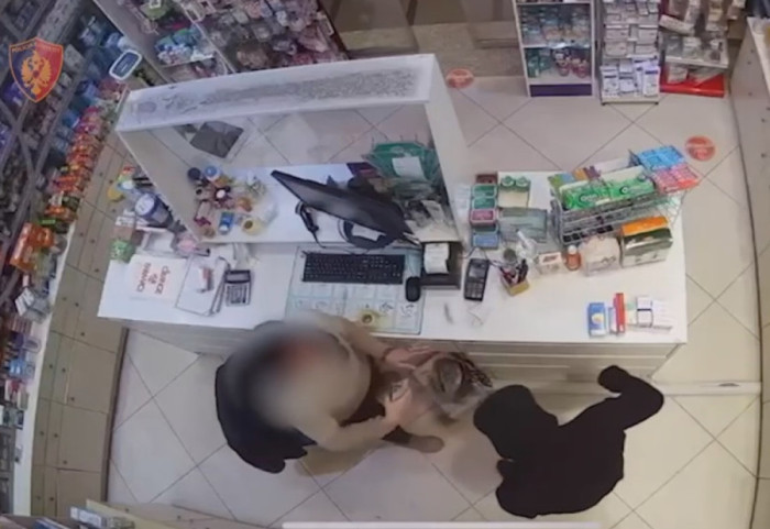 Kanos punonjësen e dyqanit me thikë dhe vjedh paratë, në pranga 42-vjeçari