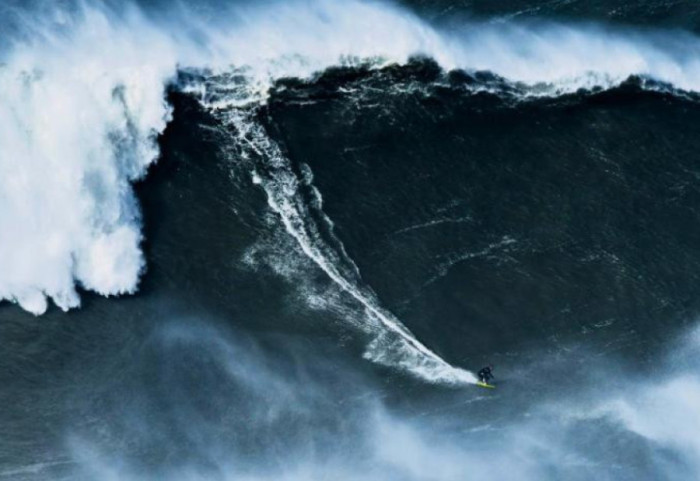 Sebastian Steudtner shkruan historinë, surf mbi dallgën sa një pallat 9-katësh