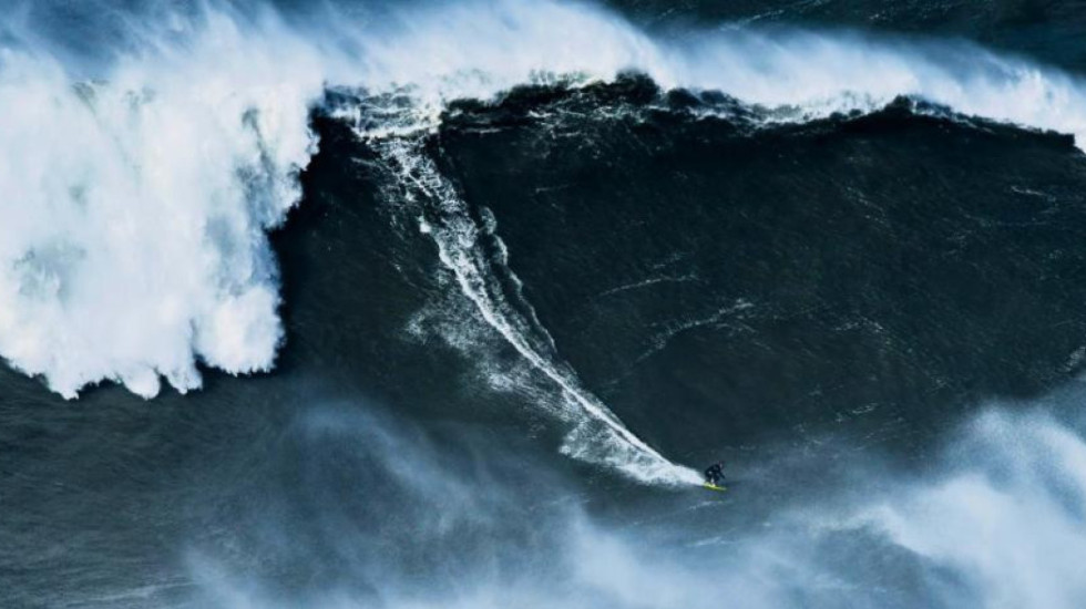 Sebastian Steudtner shkruan historinë, surf mbi dallgën sa një pallat 9-katësh