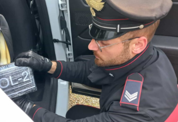 E kishin fshehur kokainën në sediljen e makinës, kapen shqiptarët në Itali