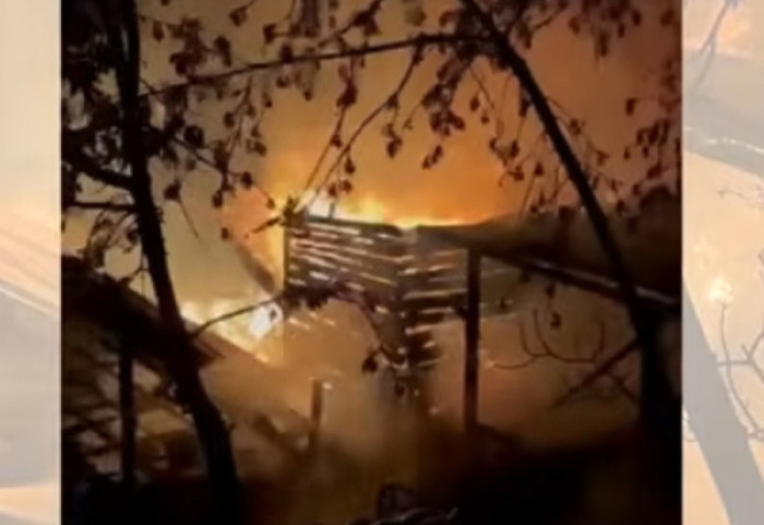 Defekt elektrik, shkrumbohet nga flakët bujtina në Librazhd