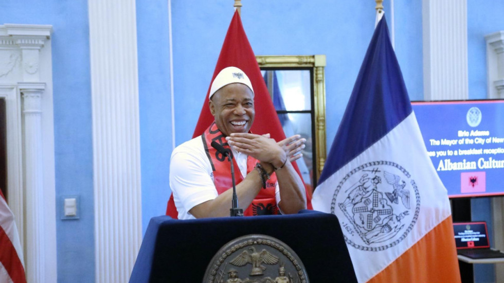 Ish kryebashkiaku i Nju Jorkut merr nënshtetësinë shqiptare