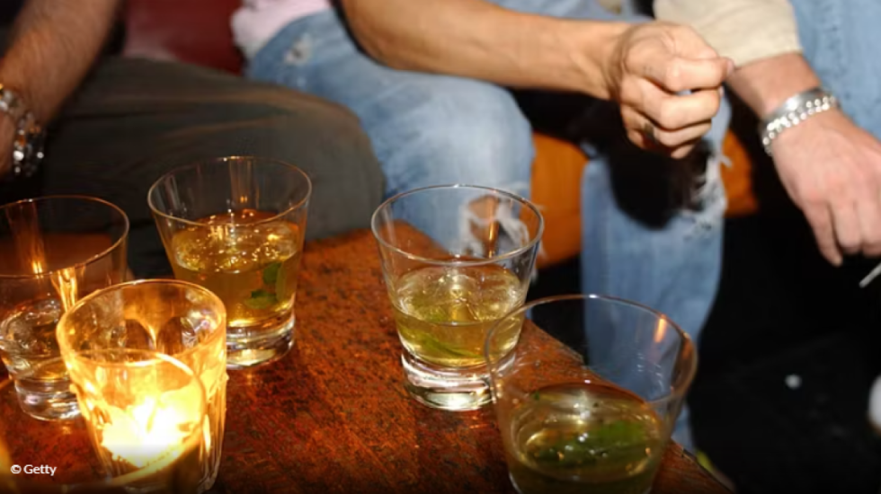 Shakaja pa kripë për pak përfundon në tragjedi, i mituri i jep shokut pijen me vaj motori