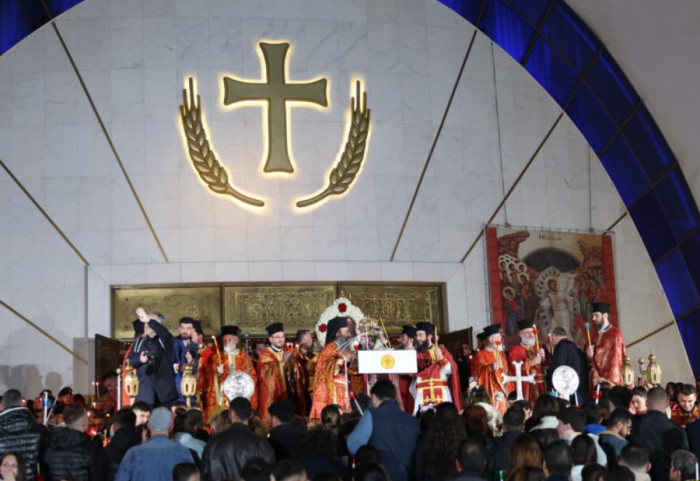 “Krishti u ngjall!” Besimtarët ortodoksë festojnë Pashkët