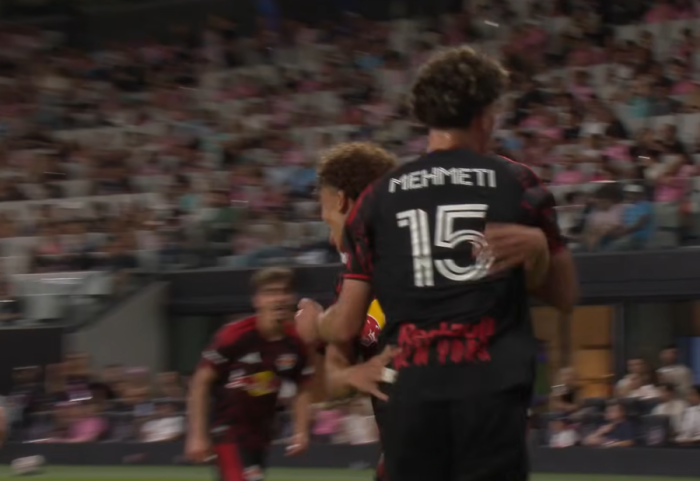 VIDEO/ Adoleshenti shqiptar “çmend” Messi-n në Amerikë