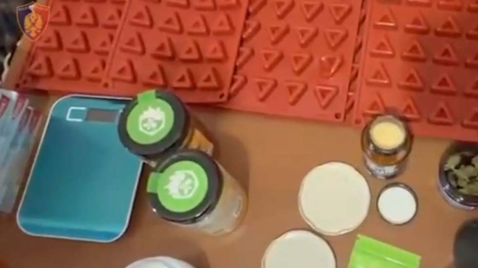 Shisnin drogë sintetike pranë shkollave, arreston 2 vëllezër në Durrës