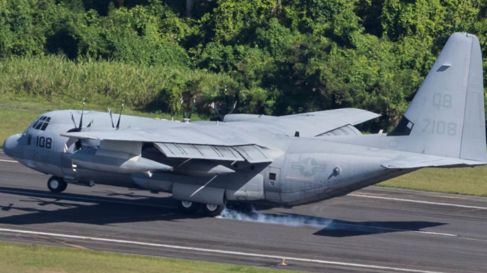 Burri ngjitet në avionin amerikanë në pistë, tenton t’i dëmtojë krahët