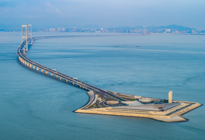 Ura me muze dhe tunel nënujor, ‘përbindëshi’ i betonit 24 km e gjatë, që ka ndërtuar Kina
