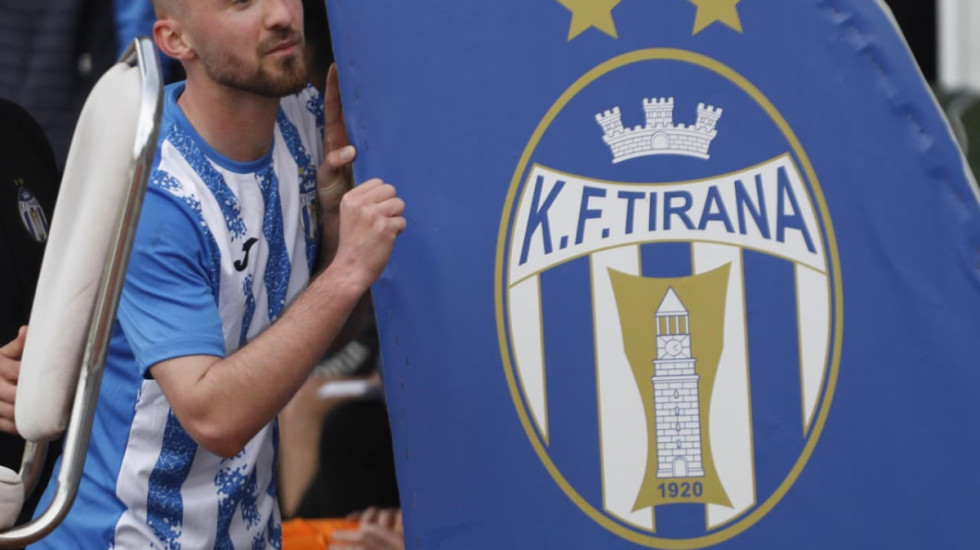 FIFA i bllokon merkaton Tiranës, bardheblutë kanë humbur gjashtë çështje ndaj ish-lojtarëve